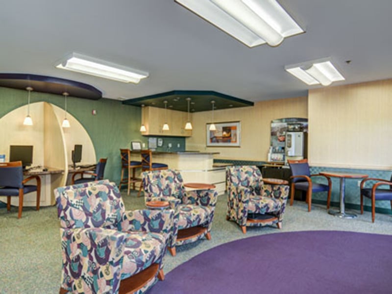 A common room with chairs at Three Meadows